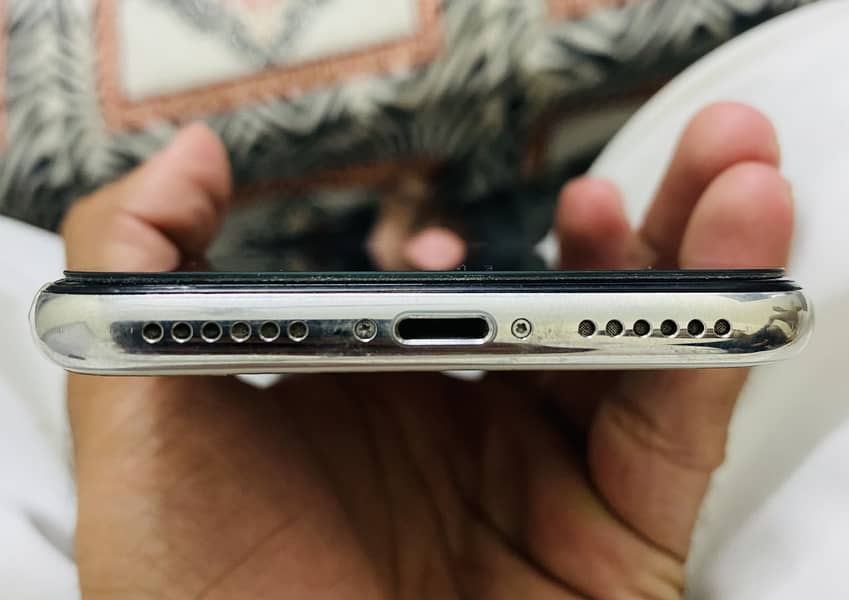 Apple iPhone X 4