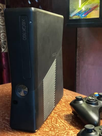 Xbox 360 With two controllers