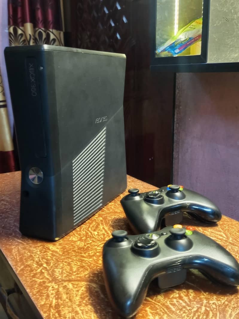 Xbox 360 With two controllers 1