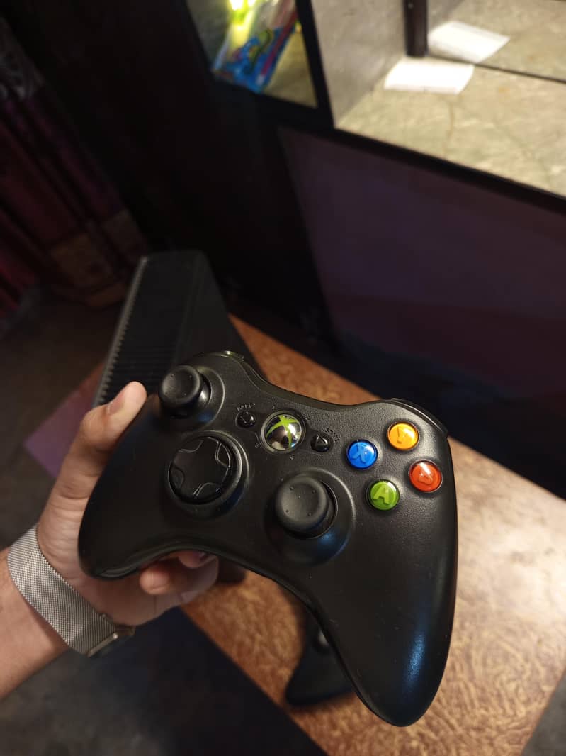 Xbox 360 With two controllers 2