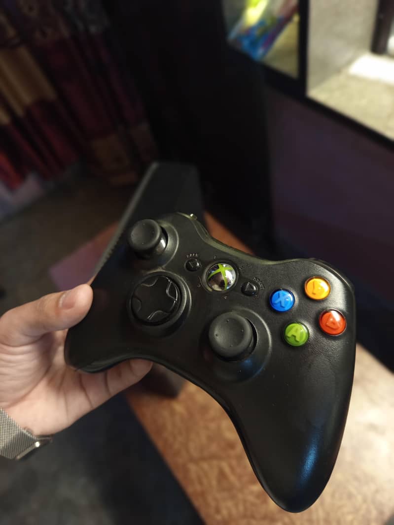 Xbox 360 With two controllers 3