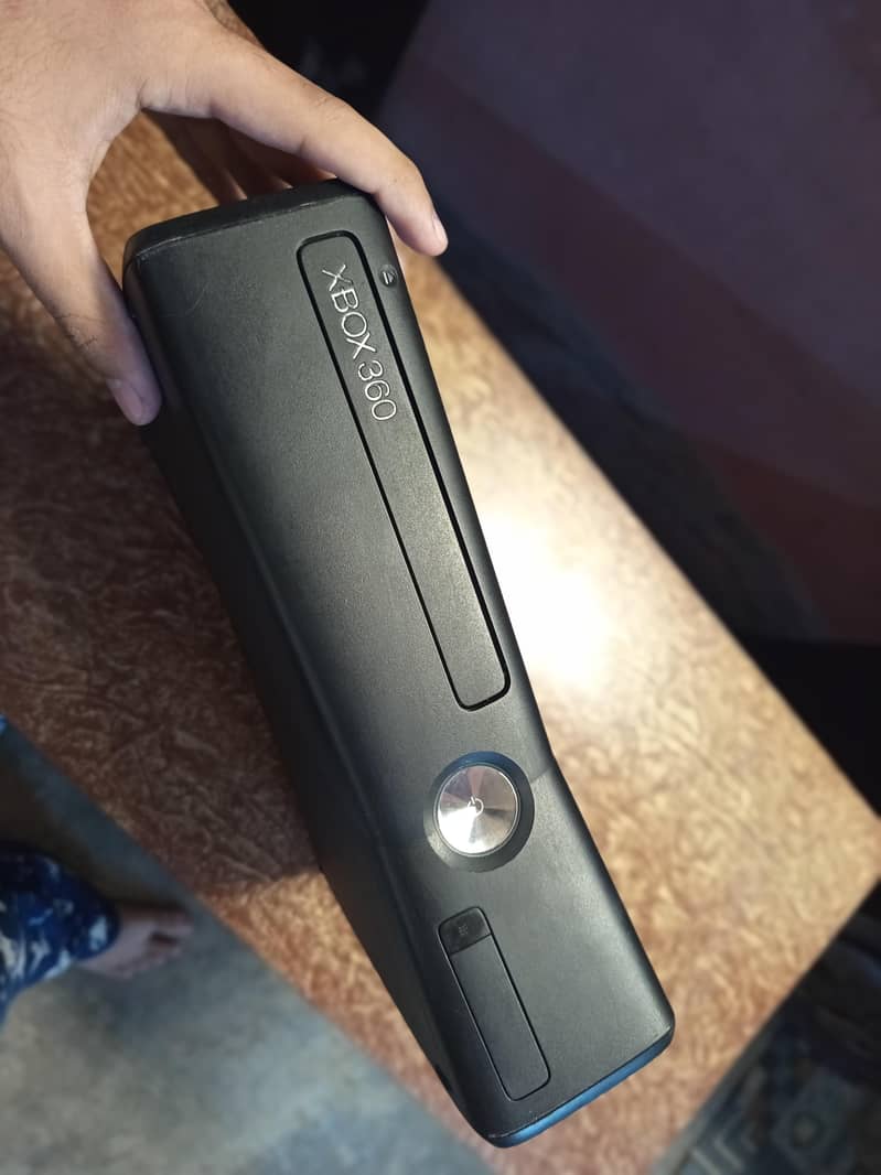 Xbox 360 With two controllers 5