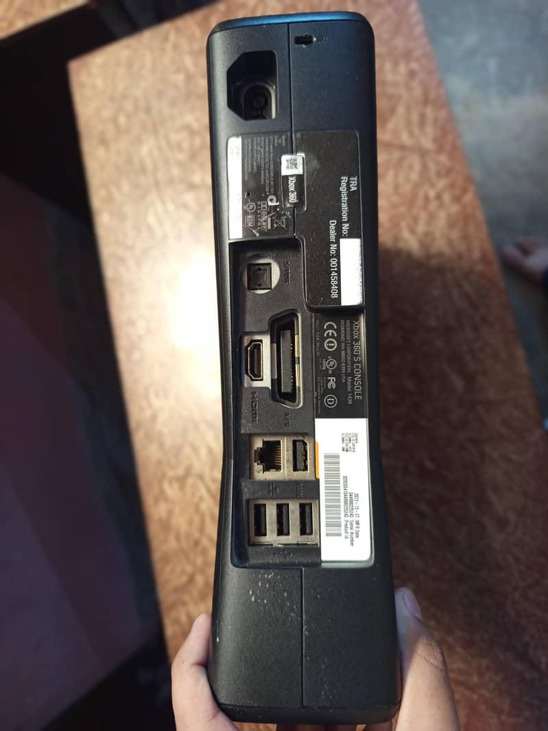 Xbox 360 With two controllers 6
