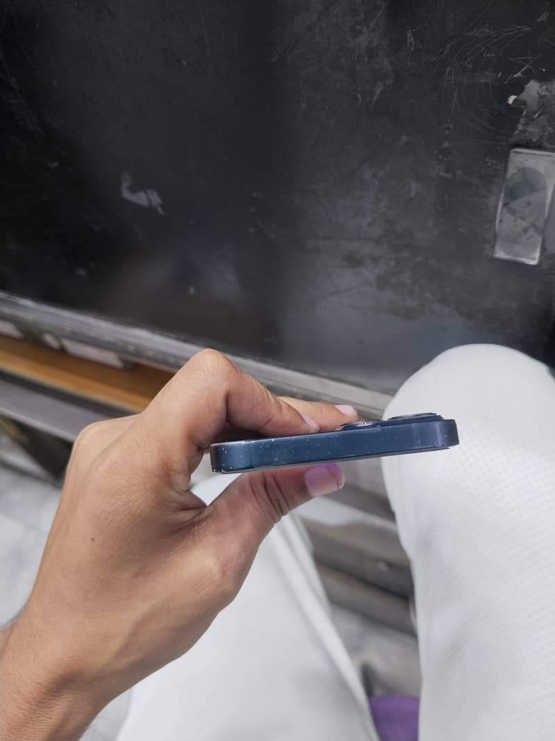 Apple iPhone 13 4