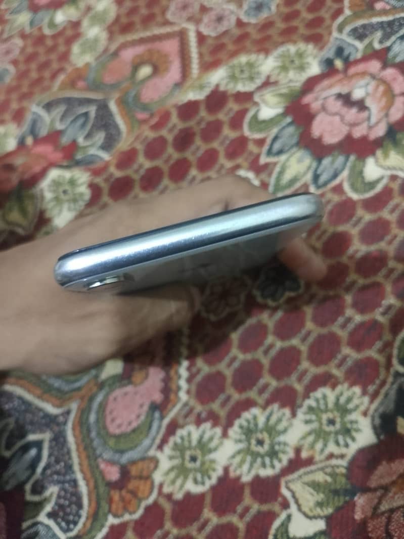 Apple iPhone X 4