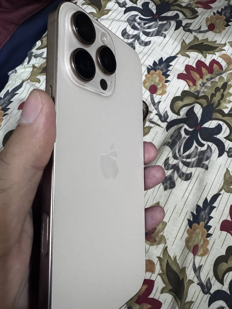 Apple iPhone 16 Pro Max 2