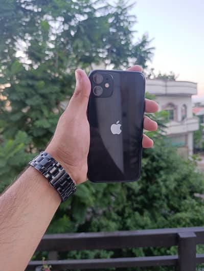iPhone 11  64 GB Amaculate Condition with Complete box