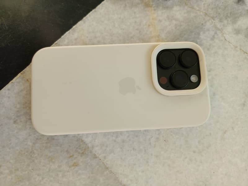 Apple iPhone 16 Pro 3