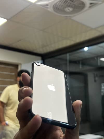 iPhone SE battery 100%