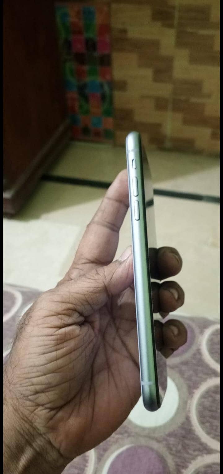 Apple iPhone 11 4