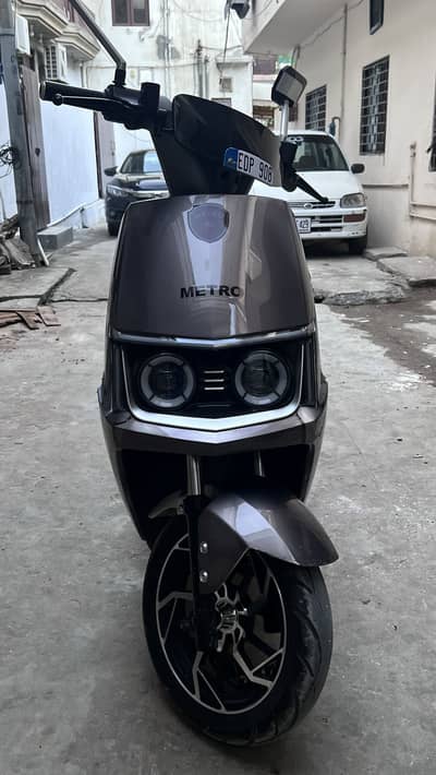 Metro M6 electric scooty for sale