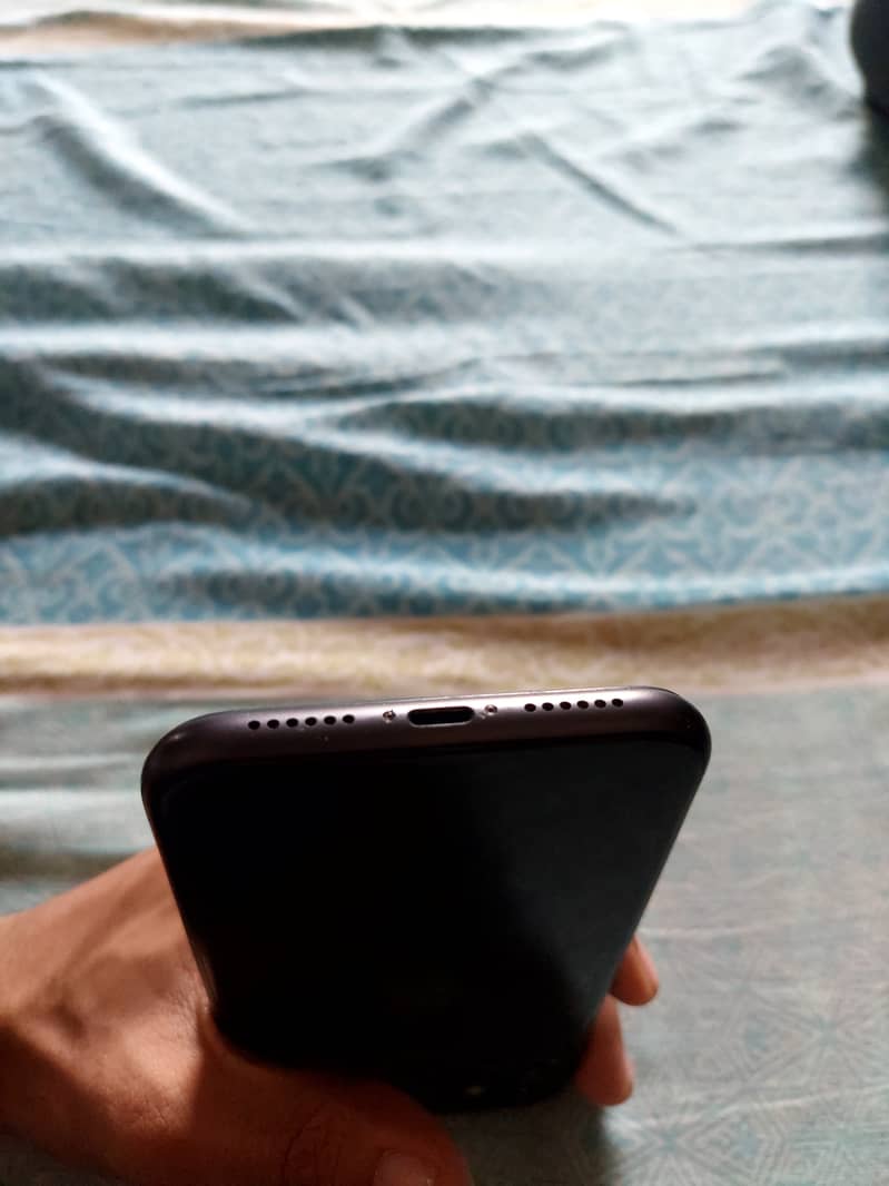 Apple iPhone 11 4