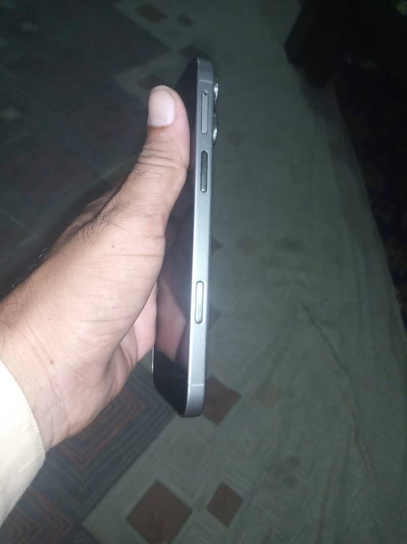 Apple iPhone 16 Pro Max 2