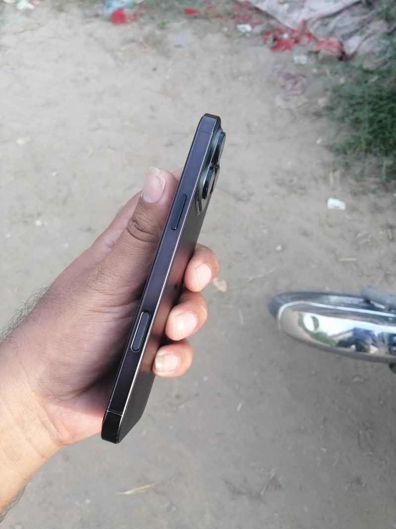 Apple iPhone 16 Pro Max 4