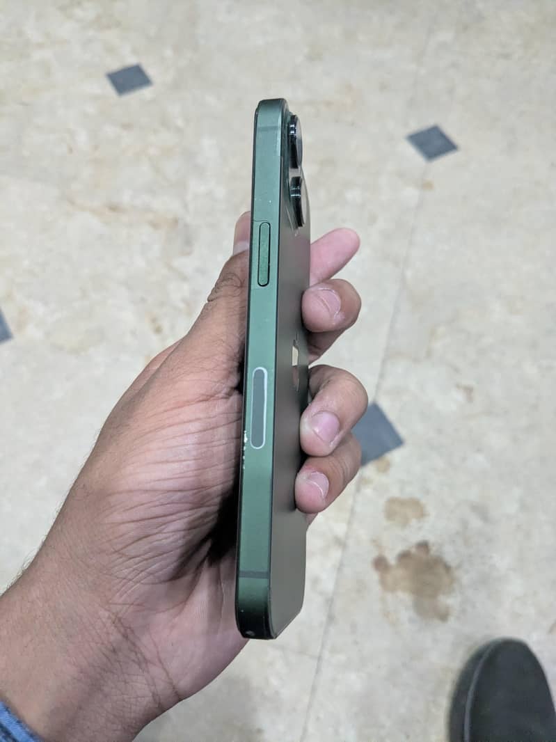 Apple iPhone 13 4