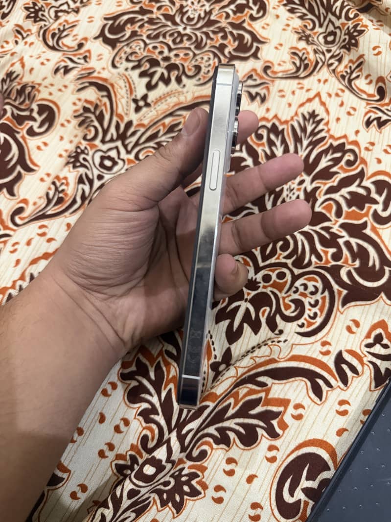 Apple iPhone 14 Pro Max 4