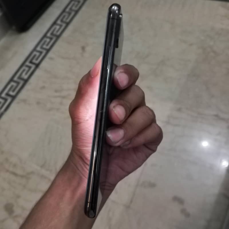 Apple iPhone XS Max 3
