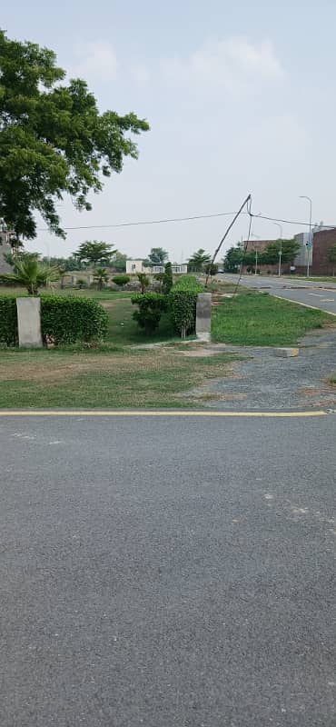 Model city executive block 5 marla plot available for sale