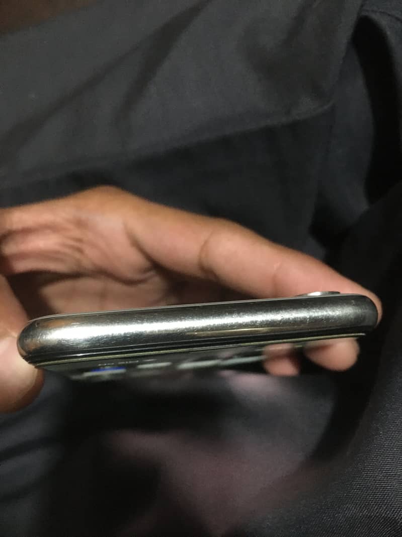 Apple iPhone X 4