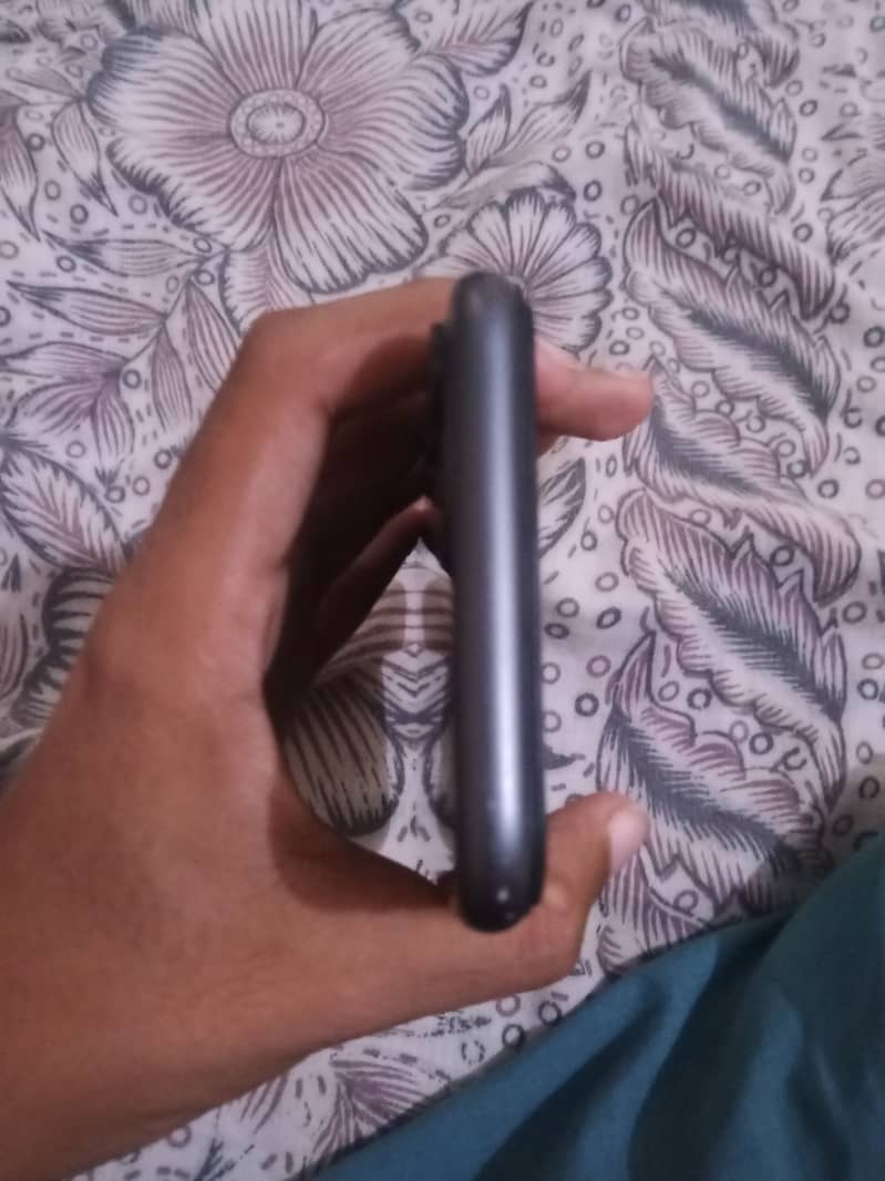 Apple iPhone 11 7