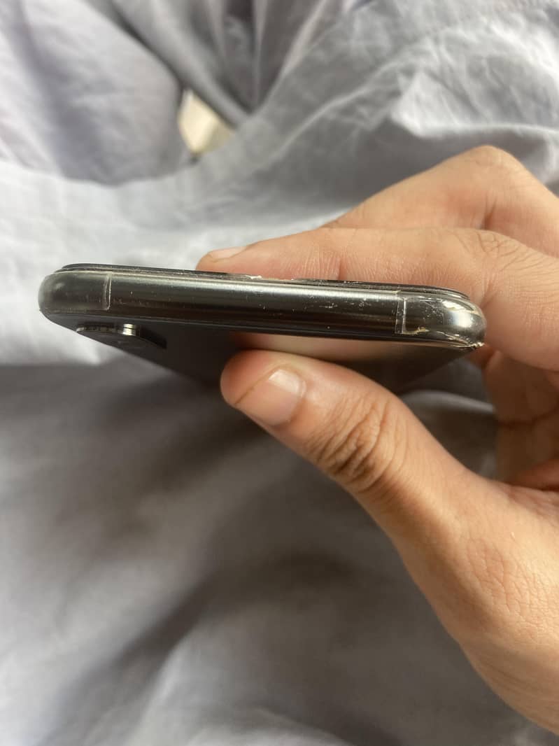 Apple iPhone X 4