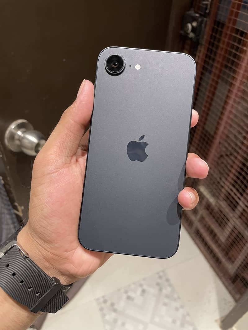 Apple iPhone 16e 0