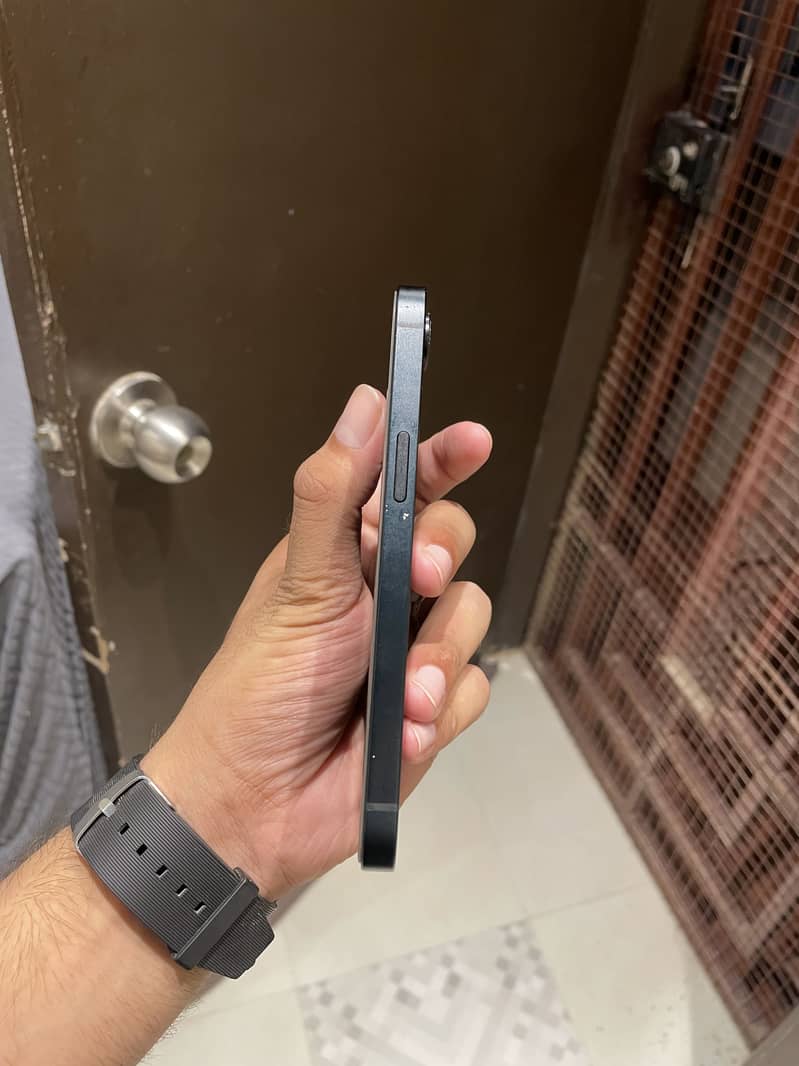 Apple iPhone 16e 1