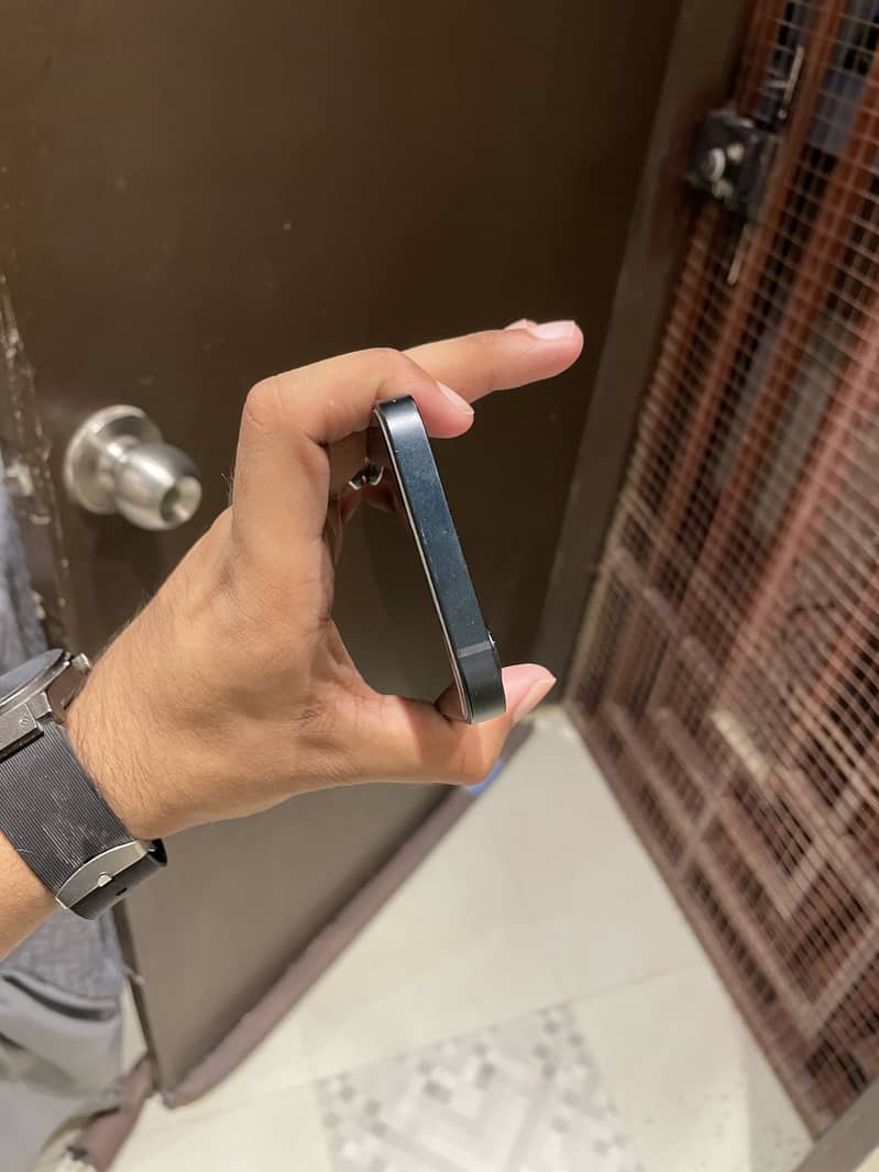 Apple iPhone 16e 4