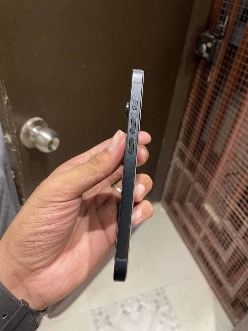 Apple iPhone 16e 5