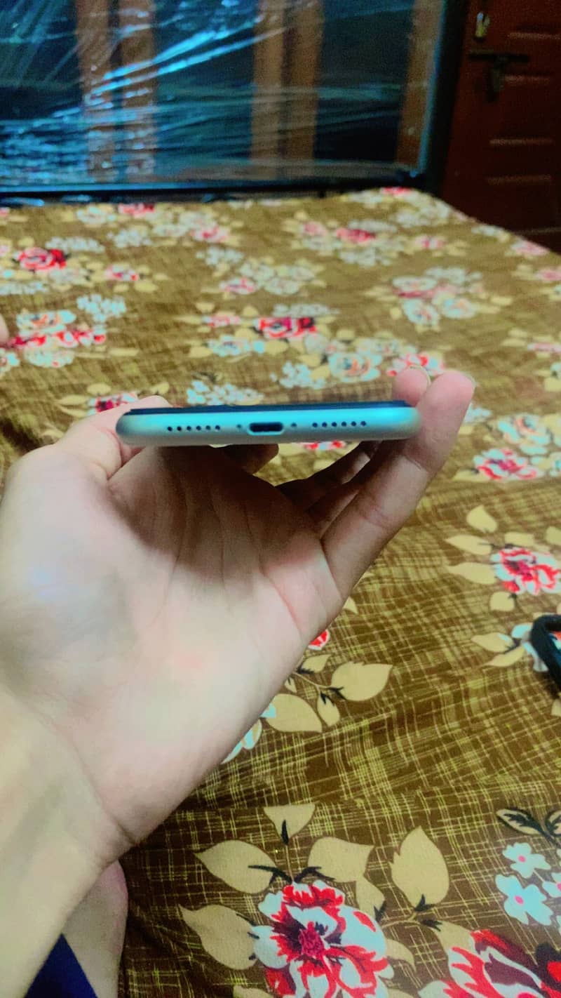 Apple iPhone 11 4