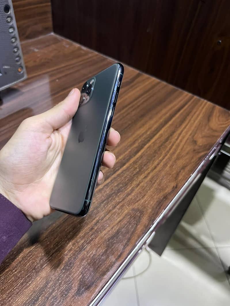 lApple iPhone 11 Pro 2