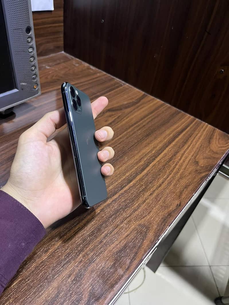 lApple iPhone 11 Pro 4