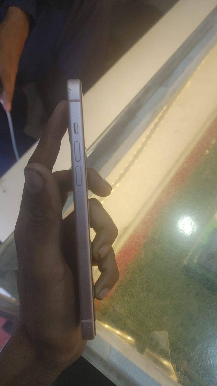 Apple iPhone 13 2