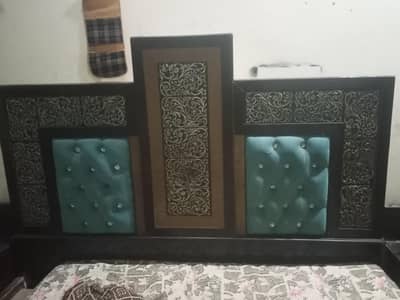 urgent sale bed ki one site CHOTI plai dalni h nicha wla ok