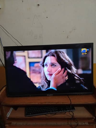 32" haier led tv (read add)