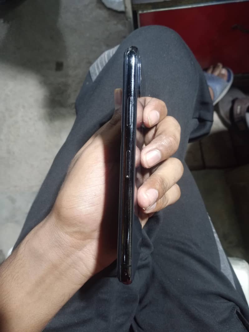 Apple iPhone X 4