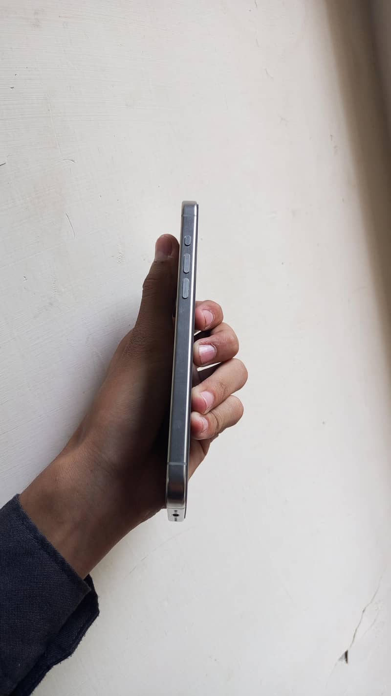 Apple iPhone 15 Pro Max 2