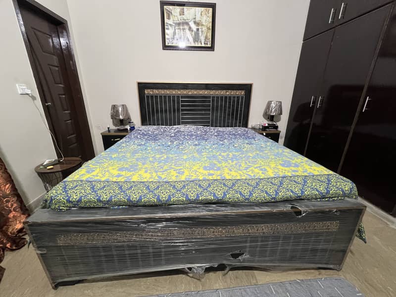 Bed set with side table 0