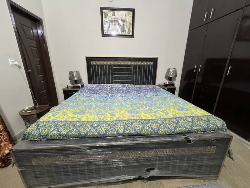Bed set with side table 3