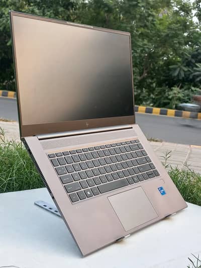 Hp Zbook Studio G8 Core i7 11th gen 4Gb Card Nvidia 10 by 10