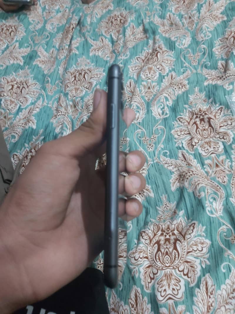 Apple iPhone 11 4