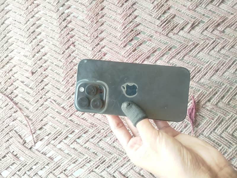 Apple iPhone 15 Pro Max 4