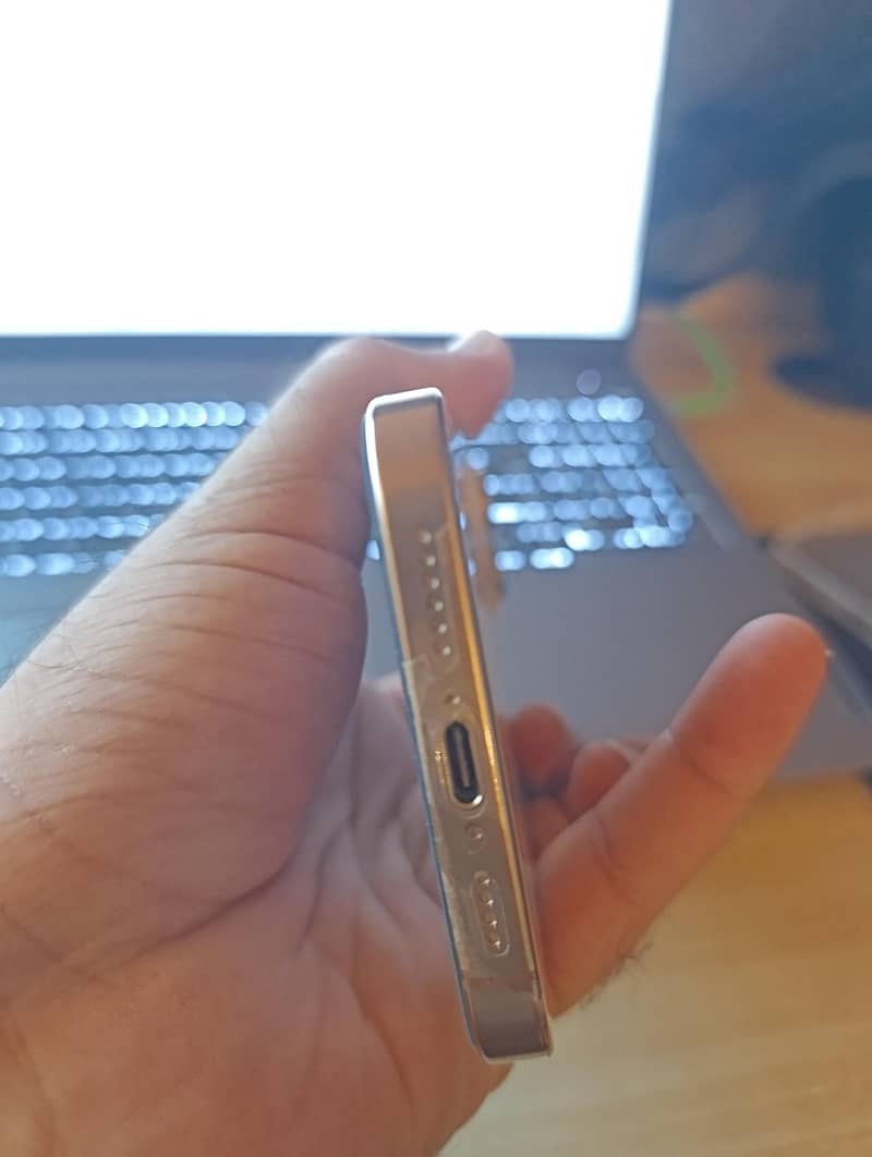 Apple iPhone 16 Pro Max 2
