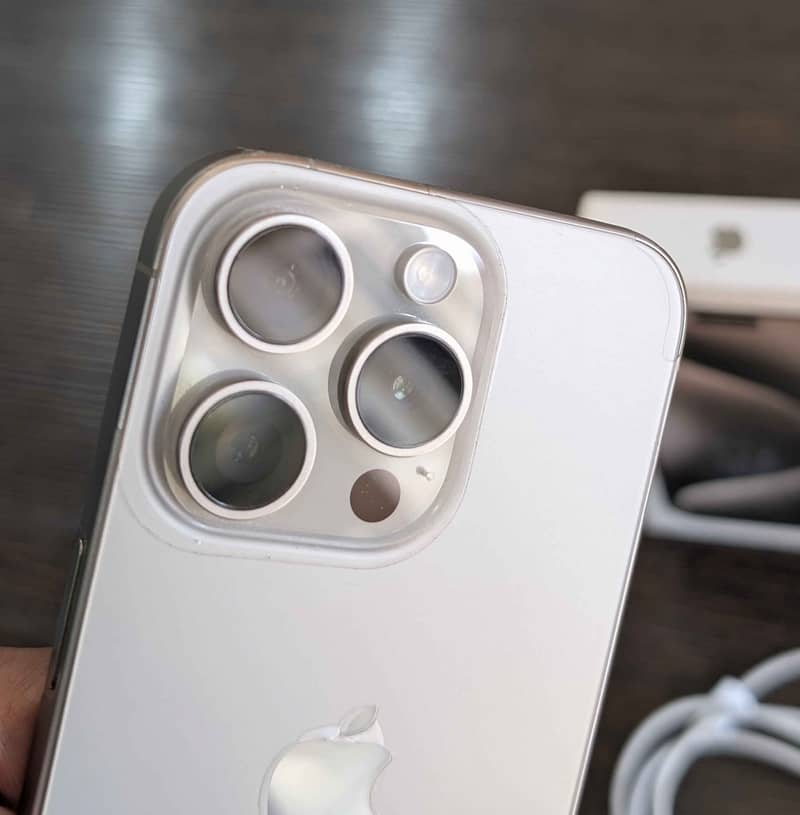 Apple iPhone 16 Pro Max 1