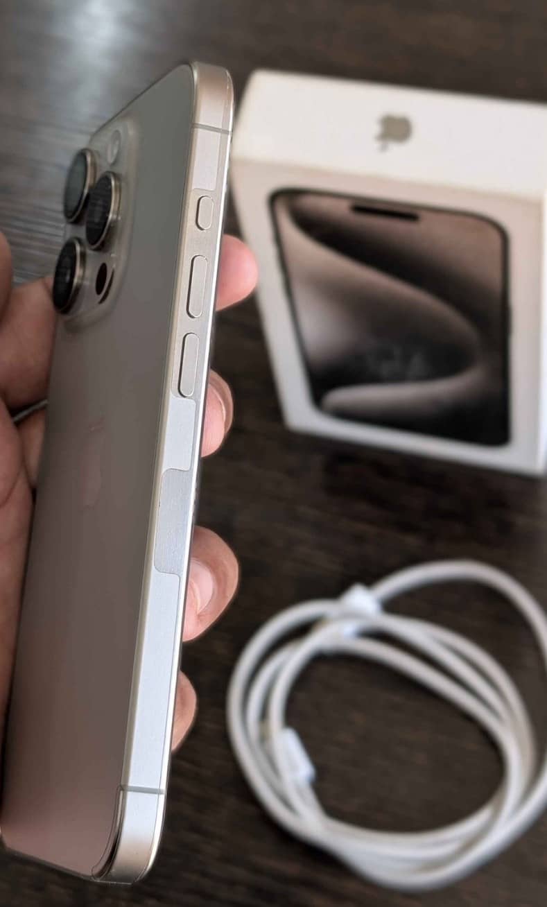 Apple iPhone 16 Pro Max 2