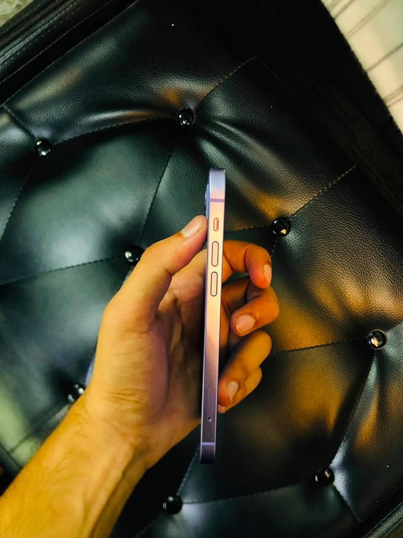 Apple iPhone 12 4