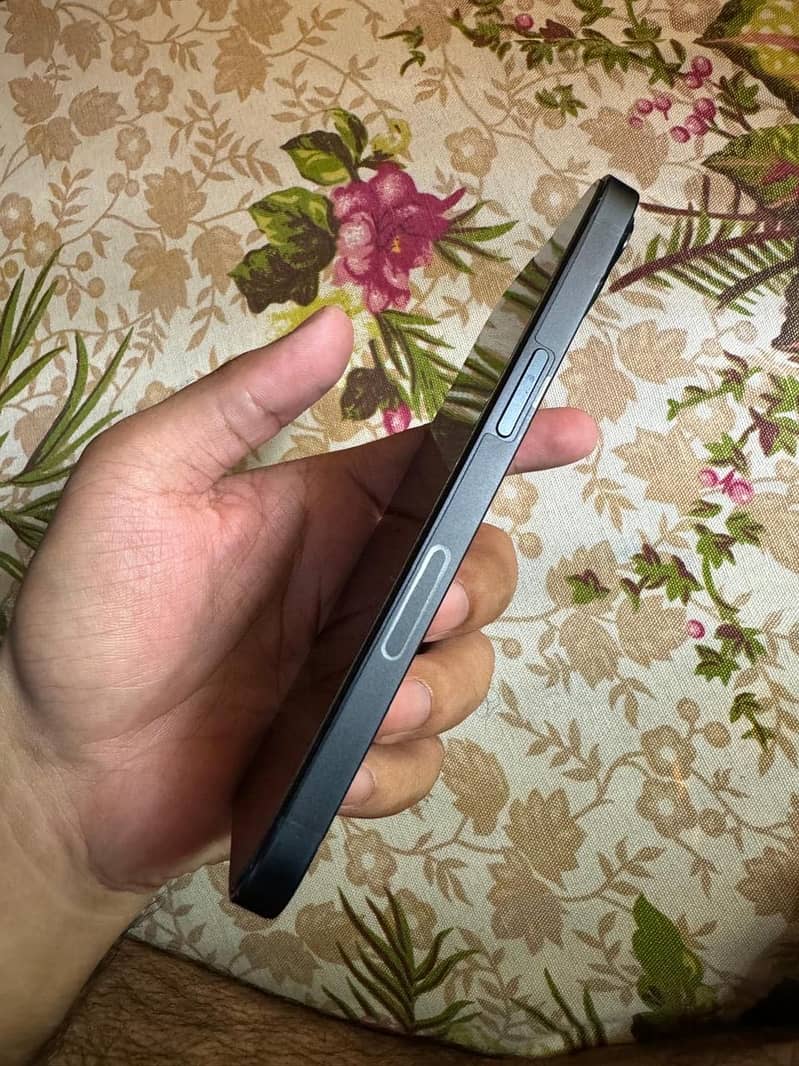 Apple iPhone 13 5