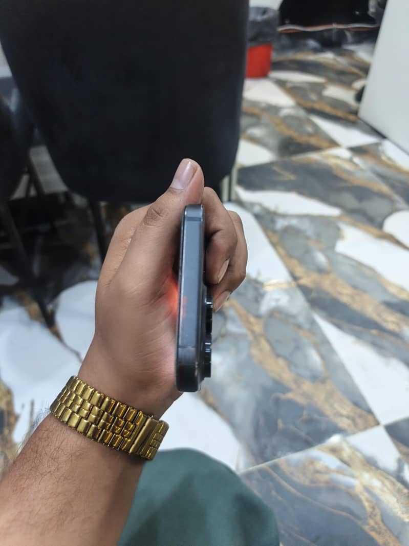 Apple iPhone 15 Pro Max 5