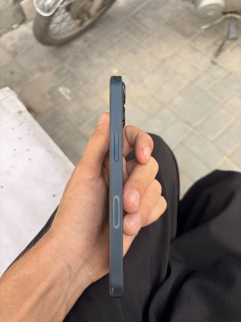 Apple iPhone 13 2