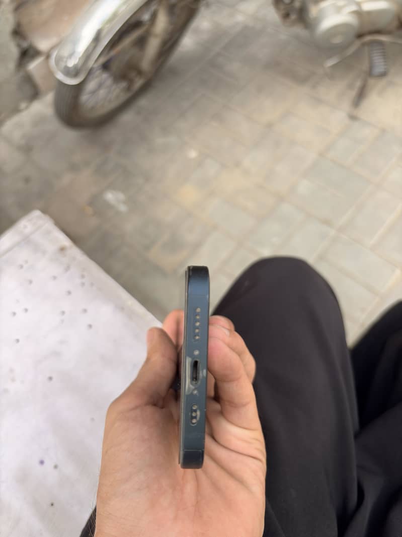 Apple iPhone 13 4